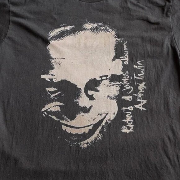 Gildan Men’s Black Classic Fit Retro Graphic Unisex Streetwear Essential T-Shirt - Picture 2 of 5